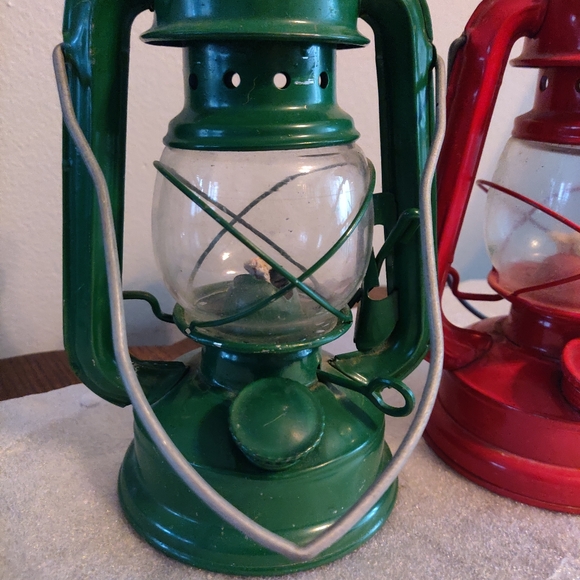 Rare Department 56 Two Oil Burning Lanterns Christmas Holiday Vintage 9" Lamps - Picture 6 of 10